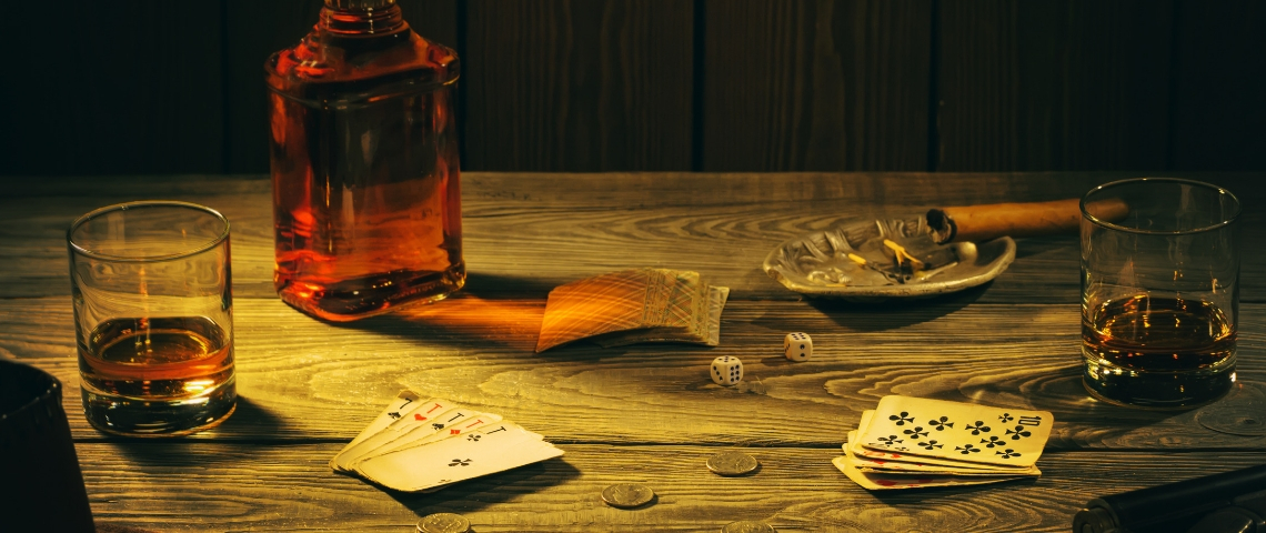 Théâtre immersif : j'ai bu du whisky et joué aux cartes avec Joe Cocker des cartes et du whisky sur une table