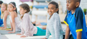 Des enfants qui font du yoga