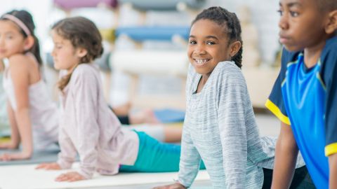 Des enfants qui font du yoga