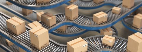 Amazon transforme les tâches des salariés en jeux vidéo Des colis sur des rails automatiques qui s'enchevêtrent.