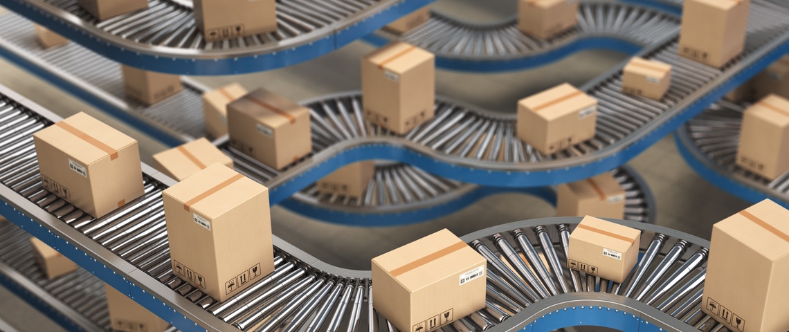 Amazon transforme les tâches des salariés en jeux vidéo Des colis sur des rails automatiques qui s'enchevêtrent.