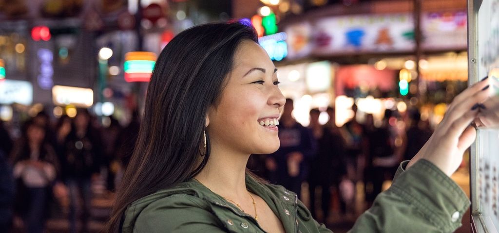Ville du futur : il faut augmenter l'environnement pas les hommes femmes touche un écran dans une grande ville