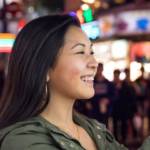 femmes touche un écran dans une grande ville