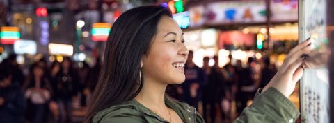 Ville du futur : il faut augmenter l'environnement pas les hommes femmes touche un écran dans une grande ville