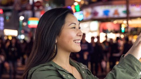 Ville du futur : il faut augmenter l'environnement pas les hommes femmes touche un écran dans une grande ville
