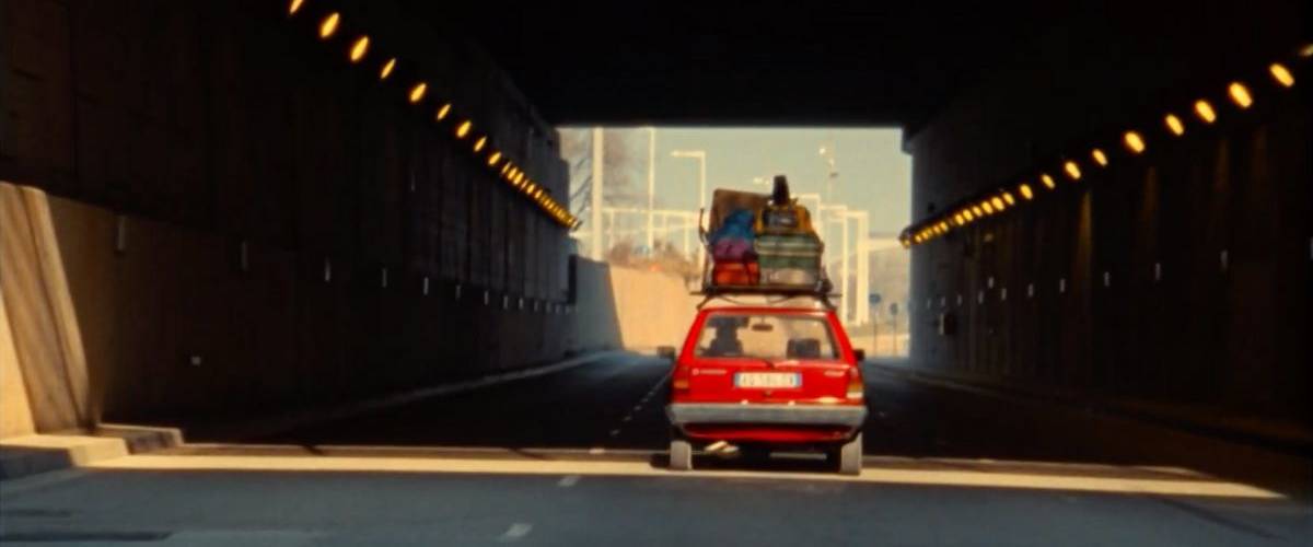 Volkswagen nous parle des autres dans son nouveau film signé DDB Paris. Une petite Volkswagen rouge dans un tunnel