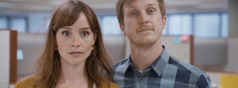 Ce court-métrage émouvant est fait de fausses publicités un homme et une femme face caméra