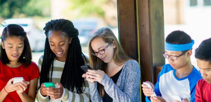 Arnaques, nudes et complotisme : j’ai plongé dans la vie numérique des collégiens