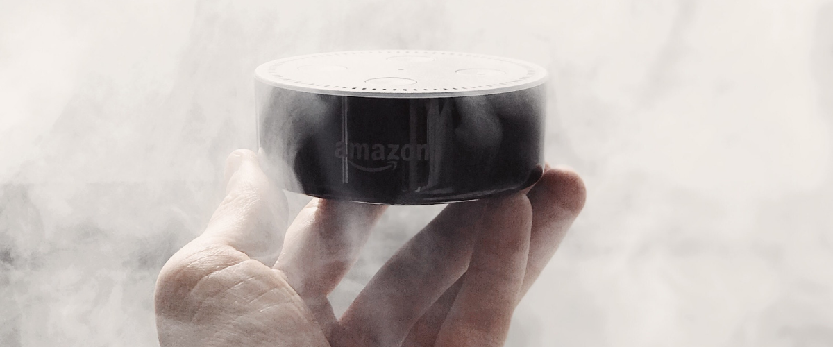 Amazon prépare un bracelet capable de déchiffrer les émotions humaines Une enceinte connectée - Amazon Echo - dans un nuage de fumer