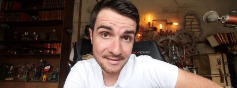 Après 7 ans de YouTube Amixem fait le bilan, calmement un jeune homme regarde la caméra directement