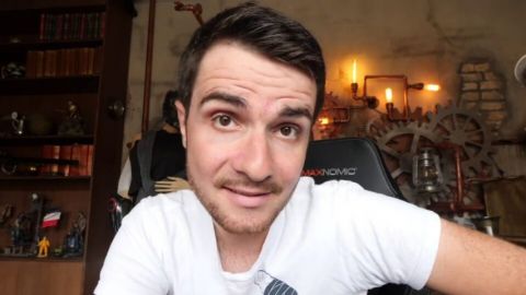 Après 7 ans de YouTube Amixem fait le bilan, calmement un jeune homme regarde la caméra directement