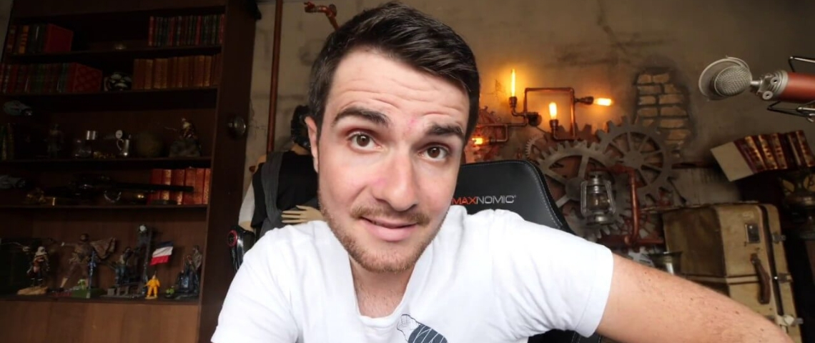 Après 7 ans de YouTube Amixem fait le bilan, calmement un jeune homme regarde la caméra directement
