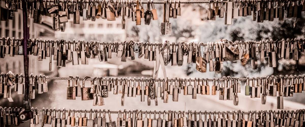 Apple revendrait les données de ses utilisateurs ITunes Une centaine de cadenas accrochés à un grillage
