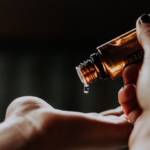 Une goutte d'huile essentielle dans la main
