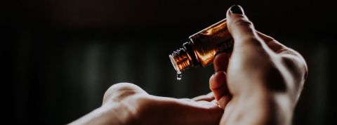 Aroma-Zone : comment cette petite marque écolo est devenue véritable mouvement de société Une goutte d'huile essentielle dans la main