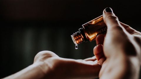 Aroma-Zone : comment cette petite marque écolo est devenue véritable mouvement de société Une goutte d'huile essentielle dans la main