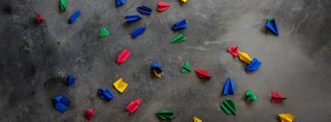 Petite histoire du design, de Lascaux à Google avions de papier multicolores