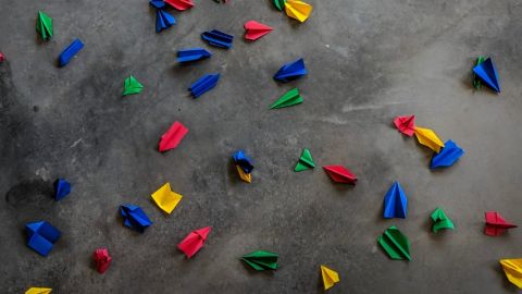 avions de papier multicolores