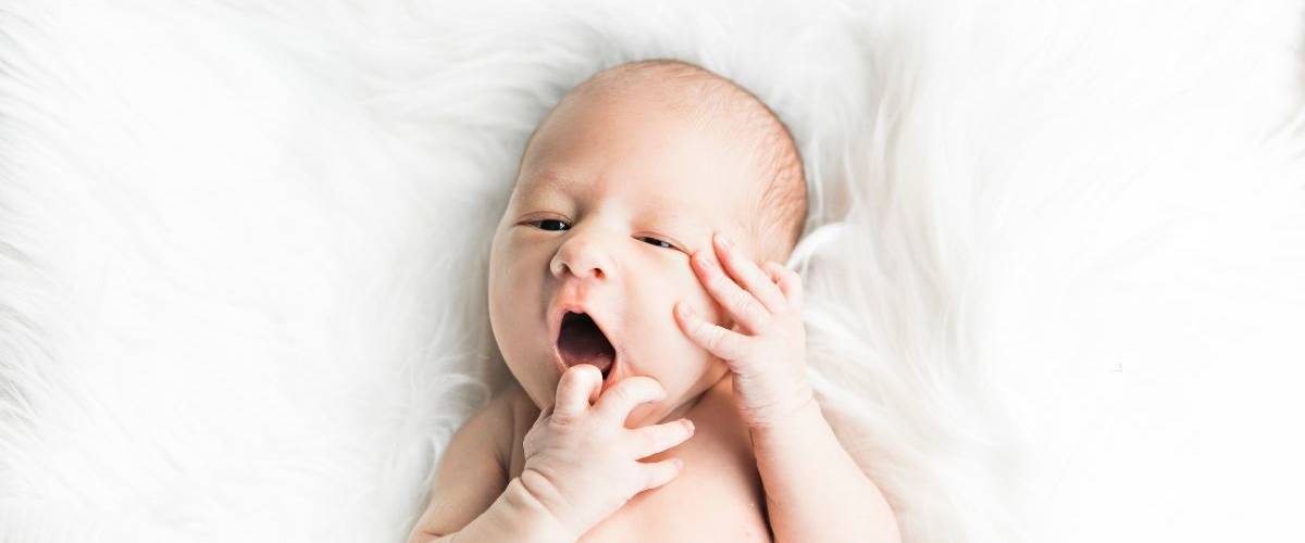 Skyn lance un « Baby Blocker », pour bloquer les photos de bébés Un bébé baille dans une lit de plumes