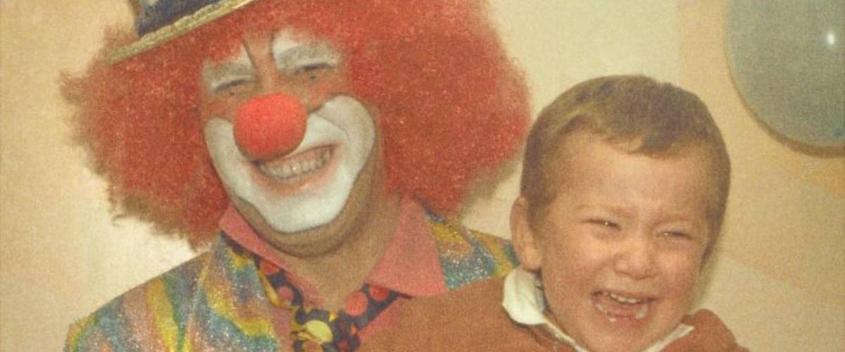 Burger King clash les anniversaires McDonal'ds dans sa dernière campagne Un clown souriant tient un enfant en pleure