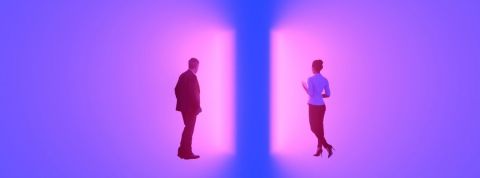 Pour le président de Blablacar, la parité dans la tech n'est pas envisageable avant 25 ans un homme et une femme traversent deux portes lumineuses violettes