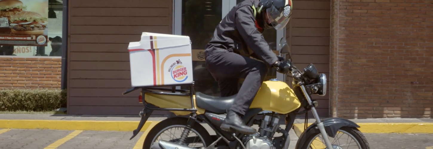 Burger King livre des Whoppers dans les embouteillages Un livreur Burger King monte sur sa moto