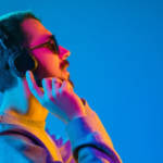 un jeune homme écoute de la musique dans un casque