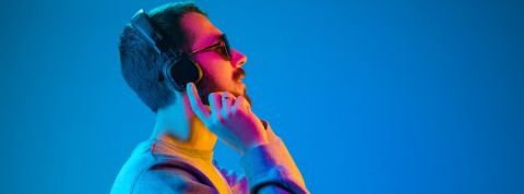 casque-homme-bleu un jeune homme écoute de la musique dans un casque