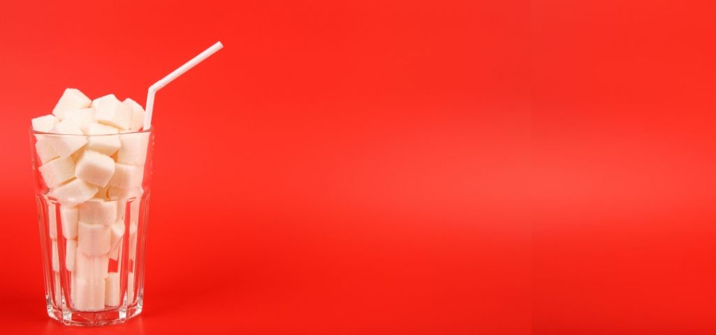 Coca-Cola a payé des scientifiques pour de fausses études Un verre rempli de sucres en morceau
