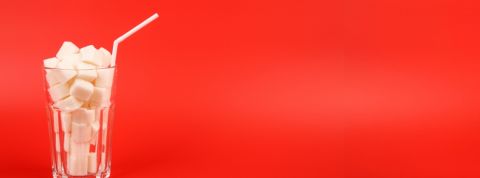 Coca-Cola a payé des scientifiques pour de fausses études Un verre rempli de sucres en morceau