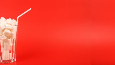 Un verre rempli de sucres en morceau