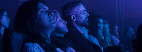 Je suis allée à un concert les yeux fermés (et sous hypnose) public d'un spectacle avec les yeux fermés
