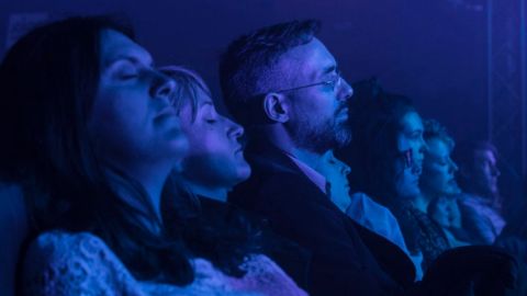 public d'un spectacle avec les yeux fermés