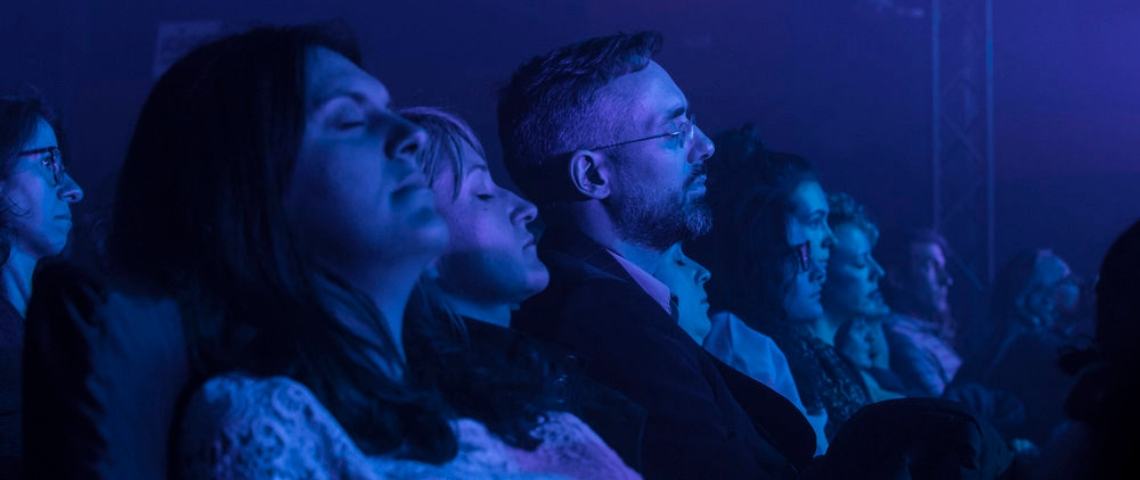 Je suis allée à un concert les yeux fermés (et sous hypnose) public d'un spectacle avec les yeux fermés