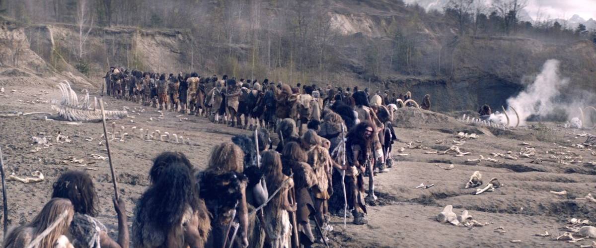 Monoprix révolutionne la fil d'attente dans sa nouvelle campagne Des hommes préhistoriques font la queue