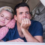 Un couple dans un van aménagé
