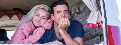 Comment consommer autrement ? Un couple dans un van aménagé