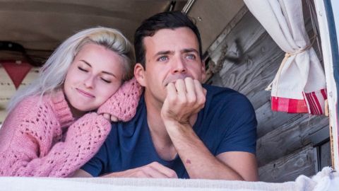 Un couple dans un van aménagé