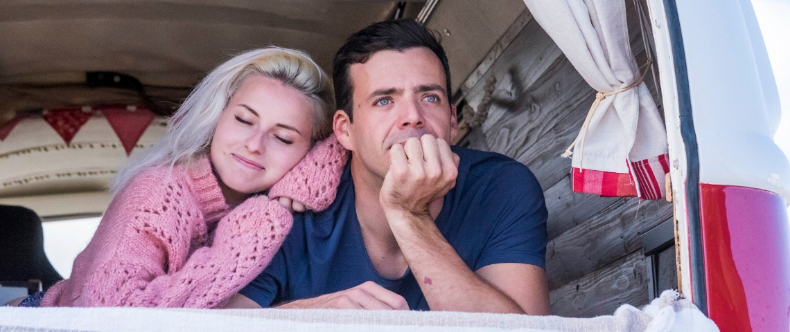 Comment consommer autrement ? Un couple dans un van aménagé
