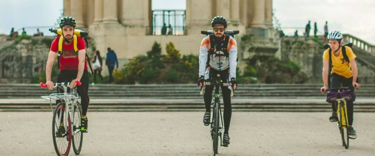 Contre Deliveroo, des livreurs lancent leur propre service de livraison éthique Trois livreur à vélos à la Promenade du Pérou à Montpellier (Hérault)