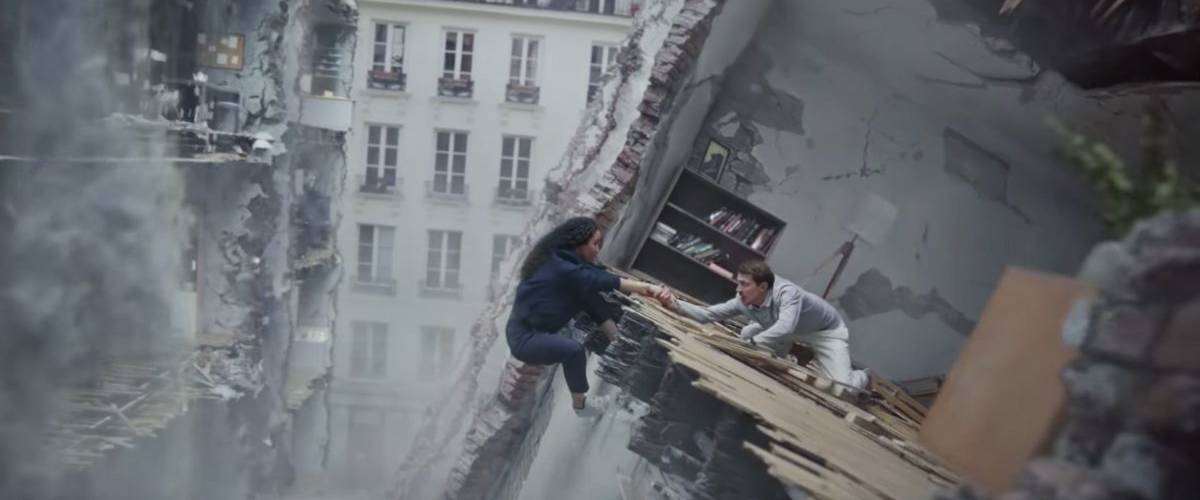 Lacoste dévoile sa nouvelle campagne mondiale « Crocodile Inside » Un homme et une femme se tiennent la mains dans un immeuble détruit