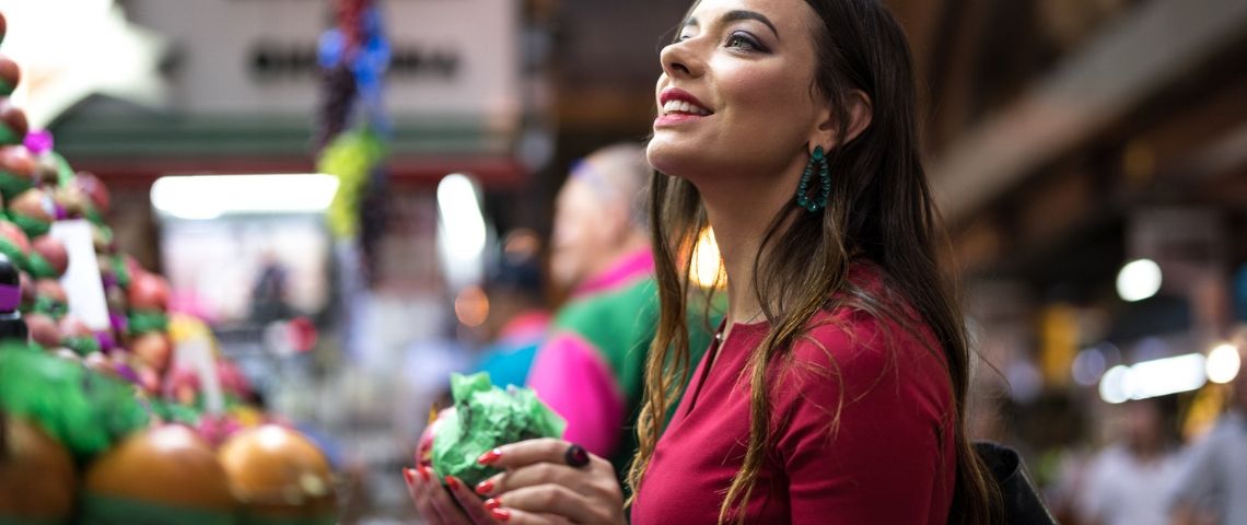 Ils consomment moins pour vivre mieux une jeune femme au marché une salade à la main