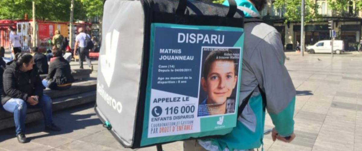 «Ride to Find» : Deliveroo par à la recherche d'enfants disparus Avis de recherche sur un sac de livraison Deliveroo
