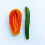 Une papaye et un concombre sur fond bleu ciel