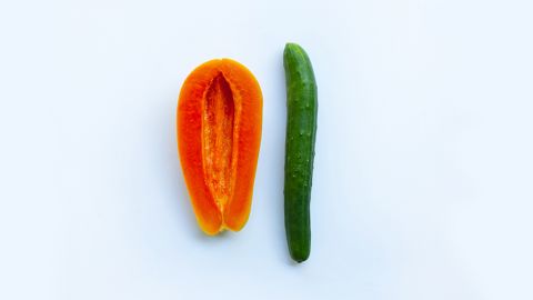 Une papaye et un concombre sur fond bleu ciel