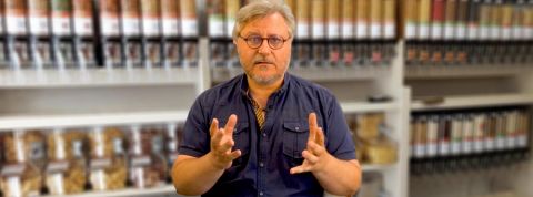 didier day by day homme parlant de face devant des rayons de vrac