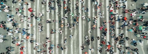Comment tirer profit des données ? Une foule de gens en train de traverser à un passage piéton