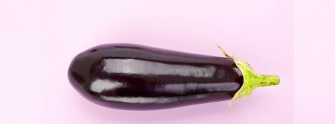 les marques qui promettent une virilité retrouvée osent tout. une aubergine sur un fond rose
