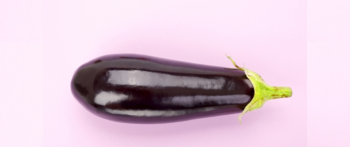 les marques qui promettent une virilité retrouvée osent tout. une aubergine sur un fond rose