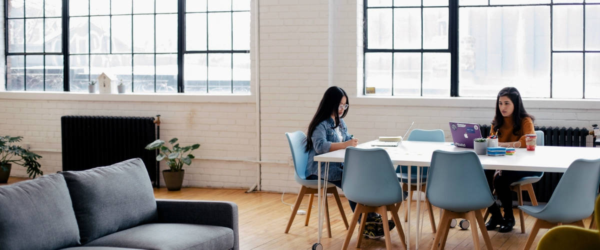 Lancement de la plateforme 50inTech Deux jeunes femmes travaillent sur une table, dans un bureau